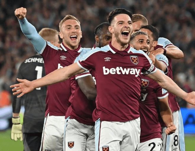 记者：于汉超正在参加B级教练培训班，下赛季将担任申花助教