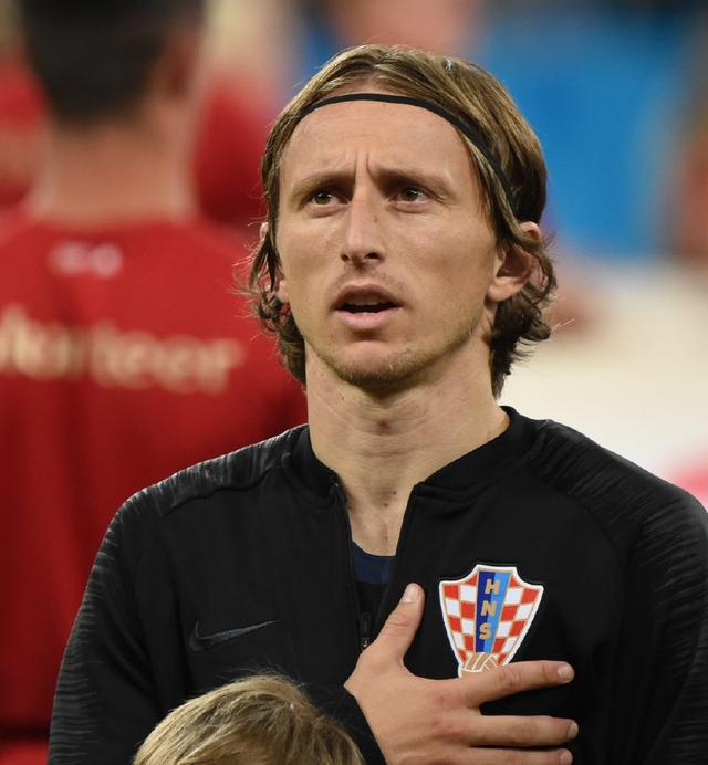 气得双手握拳！