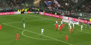 巴萨球迷再次在诺坎普比赛第10分钟集体高喊梅西的名字！